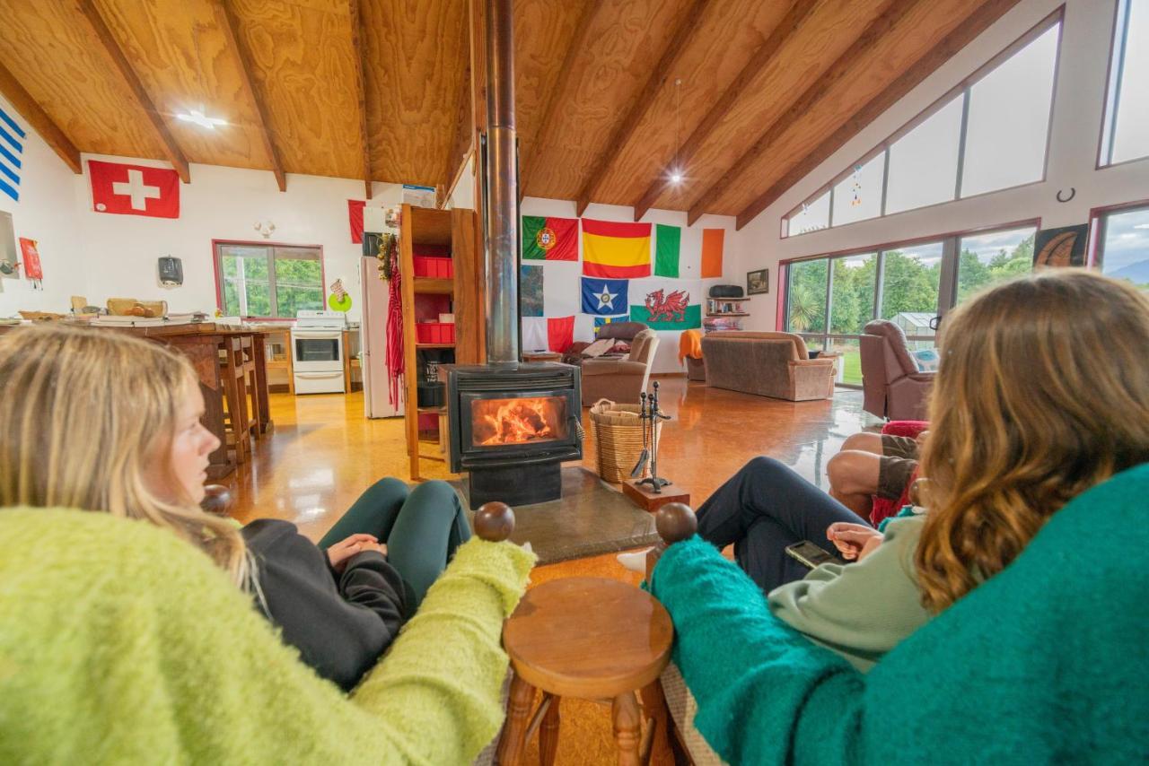Bob & Maxines Backpackers Hostel Te Anau Exterior photo