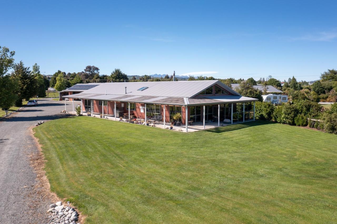 Bob & Maxines Backpackers Hostel Te Anau Exterior photo